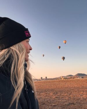 Elena Santarelli Instagram - Cosa vedere ad Istanbul :

Galata tower 
Eminönü 
Karaköy ( Güllüoğlu baklava) 
Balat 
İstiklal street 
Hagia Sofia 
Blue mosque 
Sultan Ahmet 
Basilica Cistern
Ortaköy 
Ortaköy mosque 
Bebek 
Palazzo domanblanche
Gran bazar 
Mercato delle spezie 
Quartiere asiatico 
Andate da starbucks a bebek per una vista pazzesca 

Noi abbiamo dormito sul Bosforo allo Swiss hotel ( colazione super )
-abbiamo girato in taxi e con la metro/tram considerando sempre il traffico ed abbiamo camminato tanto 😅

Cibo da provare 
İskender 
Kebab 
Lahmacun 
Döner 
Köfte
Çiğ köfte

 Cappadocia :

Ci siamo affidati a BILAL la nostra guida super  90 (532) 346 87 34

Abbiamo dormito ad uchisar : kistar cave hotel

Sempre ad uchisar trovate un hotel super super super si chiama Argos cappadocia 

Noi abbiamo preferito un family hotel delizioso 

Ad uchisar abbiamo mangiato al seki restaurant 
 E sakli konak cappadocia 

Per mangiare : aravan evi cappadocia 

Oldgreekhouse.com

Per il giro in mongolfiera vi consiglio @skywayballoons o @turquazballoons 
Potete farvi prenotare il giro anche dal vostro hotel , così evitate la fregatura che abbiamo preso noi 

All’aeroporto in cappadocia abbiamo affittato l’auto e dopo circa un’ora siamo arrivati ad uchisar. 

Se volete fare una serata senza figli provate : https://www.frankieistanbul.com/ 

16 roof 

Vogue restaurant 

Lokanta 1741 

Novikov 

The roof Istanbul 

Pandeli restaurant nel bazar egiziano 

Hurren Sultan amami per hammam