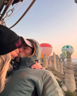 Elena Santarelli Instagram - Cosa vedere ad Istanbul :

Galata tower 
Eminönü 
Karaköy ( Güllüoğlu baklava) 
Balat 
İstiklal street 
Hagia Sofia 
Blue mosque 
Sultan Ahmet 
Basilica Cistern
Ortaköy 
Ortaköy mosque 
Bebek 
Palazzo domanblanche
Gran bazar 
Mercato delle spezie 
Quartiere asiatico 
Andate da starbucks a bebek per una vista pazzesca 

Noi abbiamo dormito sul Bosforo allo Swiss hotel ( colazione super )
-abbiamo girato in taxi e con la metro/tram considerando sempre il traffico ed abbiamo camminato tanto 😅

Cibo da provare 
İskender 
Kebab 
Lahmacun 
Döner 
Köfte
Çiğ köfte

 Cappadocia :

Ci siamo affidati a BILAL la nostra guida super  90 (532) 346 87 34

Abbiamo dormito ad uchisar : kistar cave hotel

Sempre ad uchisar trovate un hotel super super super si chiama Argos cappadocia 

Noi abbiamo preferito un family hotel delizioso 

Ad uchisar abbiamo mangiato al seki restaurant 
 E sakli konak cappadocia 

Per mangiare : aravan evi cappadocia 

Oldgreekhouse.com

Per il giro in mongolfiera vi consiglio @skywayballoons o @turquazballoons 
Potete farvi prenotare il giro anche dal vostro hotel , così evitate la fregatura che abbiamo preso noi 

All’aeroporto in cappadocia abbiamo affittato l’auto e dopo circa un’ora siamo arrivati ad uchisar. 

Se volete fare una serata senza figli provate : https://www.frankieistanbul.com/ 

16 roof 

Vogue restaurant 

Lokanta 1741 

Novikov 

The roof Istanbul 

Pandeli restaurant nel bazar egiziano 

Hurren Sultan amami per hammam