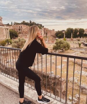 Elena Santarelli Instagram - Buon compleanno Roma ☺️
Perché si celebra il 21 aprile? La festività che si celebra ogni anno è legata alla fondazione di Roma che, secondo la leggenda, Romolo avrebbe fondato il 21 aprile del 753 a.C. “Maestosa, leggendaria, ricca di storia”
