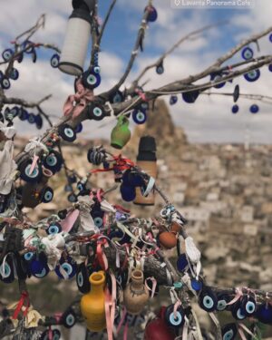 Elena Santarelli Instagram - Cosa vedere ad Istanbul :

Galata tower 
Eminönü 
Karaköy ( Güllüoğlu baklava) 
Balat 
İstiklal street 
Hagia Sofia 
Blue mosque 
Sultan Ahmet 
Basilica Cistern
Ortaköy 
Ortaköy mosque 
Bebek 
Palazzo domanblanche
Gran bazar 
Mercato delle spezie 
Quartiere asiatico 
Andate da starbucks a bebek per una vista pazzesca 

Noi abbiamo dormito sul Bosforo allo Swiss hotel ( colazione super )
-abbiamo girato in taxi e con la metro/tram considerando sempre il traffico ed abbiamo camminato tanto 😅

Cibo da provare 
İskender 
Kebab 
Lahmacun 
Döner 
Köfte
Çiğ köfte

 Cappadocia :

Ci siamo affidati a BILAL la nostra guida super  90 (532) 346 87 34

Abbiamo dormito ad uchisar : kistar cave hotel

Sempre ad uchisar trovate un hotel super super super si chiama Argos cappadocia 

Noi abbiamo preferito un family hotel delizioso 

Ad uchisar abbiamo mangiato al seki restaurant 
 E sakli konak cappadocia 

Per mangiare : aravan evi cappadocia 

Oldgreekhouse.com

Per il giro in mongolfiera vi consiglio @skywayballoons o @turquazballoons 
Potete farvi prenotare il giro anche dal vostro hotel , così evitate la fregatura che abbiamo preso noi 

All’aeroporto in cappadocia abbiamo affittato l’auto e dopo circa un’ora siamo arrivati ad uchisar. 

Se volete fare una serata senza figli provate : https://www.frankieistanbul.com/ 

16 roof 

Vogue restaurant 

Lokanta 1741 

Novikov 

The roof Istanbul 

Pandeli restaurant nel bazar egiziano 

Hurren Sultan amami per hammam
