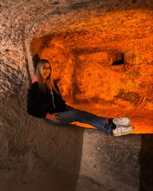 Elena Santarelli Instagram - Cosa vedere ad Istanbul :

Galata tower 
Eminönü 
Karaköy ( Güllüoğlu baklava) 
Balat 
İstiklal street 
Hagia Sofia 
Blue mosque 
Sultan Ahmet 
Basilica Cistern
Ortaköy 
Ortaköy mosque 
Bebek 
Palazzo domanblanche
Gran bazar 
Mercato delle spezie 
Quartiere asiatico 
Andate da starbucks a bebek per una vista pazzesca 

Noi abbiamo dormito sul Bosforo allo Swiss hotel ( colazione super )
-abbiamo girato in taxi e con la metro/tram considerando sempre il traffico ed abbiamo camminato tanto 😅

Cibo da provare 
İskender 
Kebab 
Lahmacun 
Döner 
Köfte
Çiğ köfte

 Cappadocia :

Ci siamo affidati a BILAL la nostra guida super  90 (532) 346 87 34

Abbiamo dormito ad uchisar : kistar cave hotel

Sempre ad uchisar trovate un hotel super super super si chiama Argos cappadocia 

Noi abbiamo preferito un family hotel delizioso 

Ad uchisar abbiamo mangiato al seki restaurant 
 E sakli konak cappadocia 

Per mangiare : aravan evi cappadocia 

Oldgreekhouse.com

Per il giro in mongolfiera vi consiglio @skywayballoons o @turquazballoons 
Potete farvi prenotare il giro anche dal vostro hotel , così evitate la fregatura che abbiamo preso noi 

All’aeroporto in cappadocia abbiamo affittato l’auto e dopo circa un’ora siamo arrivati ad uchisar. 

Se volete fare una serata senza figli provate : https://www.frankieistanbul.com/ 

16 roof 

Vogue restaurant 

Lokanta 1741 

Novikov 

The roof Istanbul 

Pandeli restaurant nel bazar egiziano 

Hurren Sultan amami per hammam