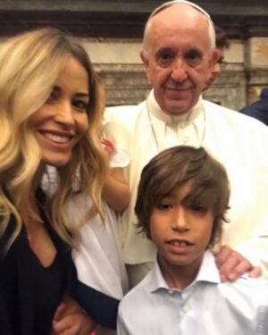 Elena Santarelli Instagram - Era il giugno del 2017, eravamo tutti emozionati ♥️ la tua benedizione su noi 3 , ed in modo particolare su mio  figlio Giacomo ♥️pochi mesi dopo ho ripensato al nostro incontro ♥️

Grazie Papa Francesco ♥️🙏🏼