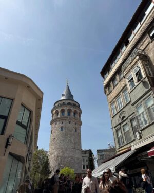 Elena Santarelli Instagram - ISTANBUL 
🇹🇷 

Istanbul abbraccia due continenti, l’Asia e l’Europa, congiunti dallo stretto del Bosforo, unico punto di comunicazione tra il Mar Nero ed il Mar di Marmara. proprio per questo Istanbul possiede due anime 🌙📸