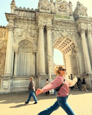 Elena Santarelli Instagram - ISTANBUL 
🇹🇷 

Istanbul abbraccia due continenti, l’Asia e l’Europa, congiunti dallo stretto del Bosforo, unico punto di comunicazione tra il Mar Nero ed il Mar di Marmara. proprio per questo Istanbul possiede due anime 🌙📸