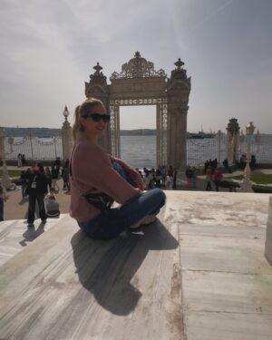 Elena Santarelli Instagram - ISTANBUL 
🇹🇷 

Istanbul abbraccia due continenti, l’Asia e l’Europa, congiunti dallo stretto del Bosforo, unico punto di comunicazione tra il Mar Nero ed il Mar di Marmara. proprio per questo Istanbul possiede due anime 🌙📸