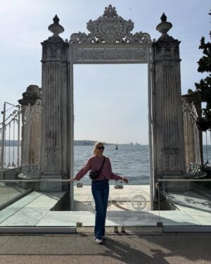 Elena Santarelli Instagram - ISTANBUL 
🇹🇷 

Istanbul abbraccia due continenti, l’Asia e l’Europa, congiunti dallo stretto del Bosforo, unico punto di comunicazione tra il Mar Nero ed il Mar di Marmara. proprio per questo Istanbul possiede due anime 🌙📸