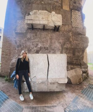 Elena Santarelli Instagram - Buon compleanno Roma ☺️
Perché si celebra il 21 aprile? La festività che si celebra ogni anno è legata alla fondazione di Roma che, secondo la leggenda, Romolo avrebbe fondato il 21 aprile del 753 a.C. “Maestosa, leggendaria, ricca di storia”