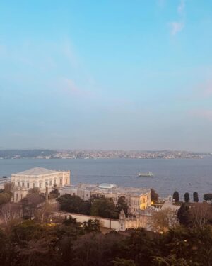 Elena Santarelli Instagram - ISTANBUL 
🇹🇷 

Istanbul abbraccia due continenti, l’Asia e l’Europa, congiunti dallo stretto del Bosforo, unico punto di comunicazione tra il Mar Nero ed il Mar di Marmara. proprio per questo Istanbul possiede due anime 🌙📸