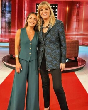 Eleonora Wexler Instagram - Un poco de Back 

Gracias Siempre @tetecoustarotoficial y @danymanas por invitarme al ciclo💫🧡 @argentinadepelicula.ok
Siempre 🎬🇦🇷
Presentando esta película  necesaria y querida por mi  @algoincorrectopelicula 

Style @maggiemellas 🧜‍♀️
 Traje @nantolin 
@lunagarzonaccesorios 
@rickysarkany 
Me peino y maquillo @nanogmd 💥