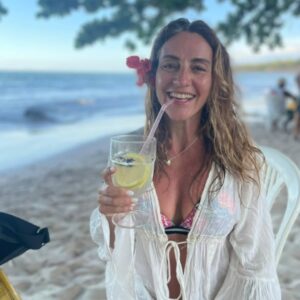 Eleonora Wexler Instagram - Alegria,relax,playas,pueblo,descanso ❤️🇧🇷

Juntando energía para mentir mejor🤪
@lamentirateatro
Volvemos el 10 de enero en @teatroastrosok

Nos vemos!!!!💥
Besos y Feliidades para todos!