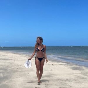 Eleonora Wexler Instagram - Alegria,relax,playas,pueblo,descanso ❤️🇧🇷

Juntando energía para mentir mejor🤪
@lamentirateatro
Volvemos el 10 de enero en @teatroastrosok

Nos vemos!!!!💥
Besos y Feliidades para todos!