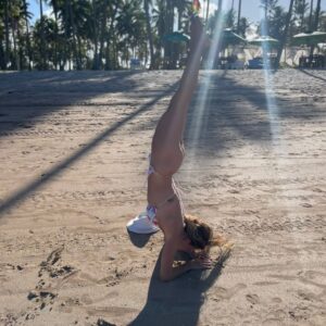 Eleonora Wexler Instagram - Alegria,relax,playas,pueblo,descanso ❤️🇧🇷

Juntando energía para mentir mejor🤪
@lamentirateatro
Volvemos el 10 de enero en @teatroastrosok

Nos vemos!!!!💥
Besos y Feliidades para todos!