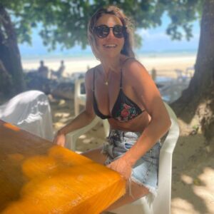 Eleonora Wexler Instagram - Alegria,relax,playas,pueblo,descanso ❤️🇧🇷

Juntando energía para mentir mejor🤪
@lamentirateatro
Volvemos el 10 de enero en @teatroastrosok

Nos vemos!!!!💥
Besos y Feliidades para todos!