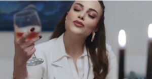 Elif Melda Yılmaz Instagram - Kısa, ama güzel bir buluşmaydı.
Hoşça kal Beril. Çok sevdim seni...⚘️

Harika yönetmenlerimize ve tüm ekibe teşekkür ederim. 
@eylemoguzzz #aydınbulut #meliscivelek @kizilcikserbetitv @goldfilmyapim @showtv
@yasinirmakphoto 🙏  #kızılcıkşerbetiekibi