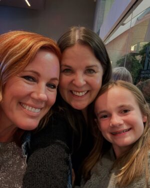 Elisa Donovan Instagram - 🌟 What a fun night celebrating the 30th Anniversary of @clueless at the TCM Film Festival! 
(Yes, it’s a classic now 🥹😳🤩)

Thank you for a terrific weekend all around @tcm 

So many wonderful films, they way they are meant to be seen— in a theatre, on the Big Screen. It was an honor to be a small part of this important festival. 
GO TO THE MOVIES, PEOPLE!!🍿 🎥 

And thank U to Scarlett and @tstar22 for being the Best Dates Ever 🥰 💖  Jacket & 👗 by @aliceandolivia  Boots by @paristexas_it 
#movies #festival #clueless #classic #tcm #tcmfestival