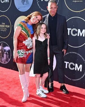 Elisa Donovan Instagram - Super fun Opening Night for the TCM Film Festival! Celebrating groundbreaking classics and even *new classics* - more on that tomorrow 😉 .  Seeing The Empire Strikes Back in all of its stupendous big screen glory at @chinesetheatres with a wonderful conversation and introduction from George Lucas was… 💥 🔥 🙏 Scarlett will never forget her first red carpet!! @tstar22 Dress 👗 by @aliceandolivia  Boots 👢 @paristexas_it Haircut 💇‍♀️ by @krisdakilla #tcmfilmfestival #redcarpet #filmfestival #movies #classic