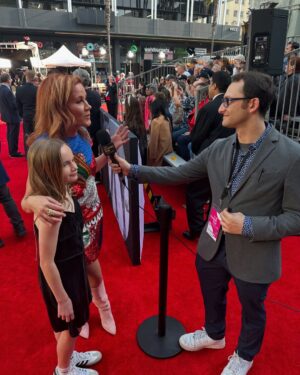 Elisa Donovan Instagram - Super fun Opening Night for the TCM Film Festival! Celebrating groundbreaking classics and even *new classics* - more on that tomorrow 😉 .  Seeing The Empire Strikes Back in all of its stupendous big screen glory at @chinesetheatres with a wonderful conversation and introduction from George Lucas was… 💥 🔥 🙏 Scarlett will never forget her first red carpet!! @tstar22 Dress 👗 by @aliceandolivia  Boots 👢 @paristexas_it Haircut 💇‍♀️ by @krisdakilla #tcmfilmfestival #redcarpet #filmfestival #movies #classic