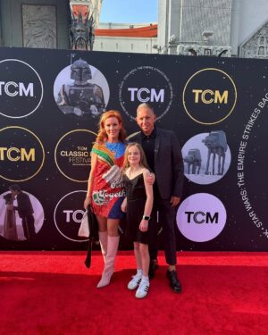 Elisa Donovan Instagram - Super fun Opening Night for the TCM Film Festival! Celebrating groundbreaking classics and even *new classics* - more on that tomorrow 😉 .  Seeing The Empire Strikes Back in all of its stupendous big screen glory at @chinesetheatres with a wonderful conversation and introduction from George Lucas was… 💥 🔥 🙏 Scarlett will never forget her first red carpet!! @tstar22 Dress 👗 by @aliceandolivia  Boots 👢 @paristexas_it Haircut 💇‍♀️ by @krisdakilla #tcmfilmfestival #redcarpet #filmfestival #movies #classic