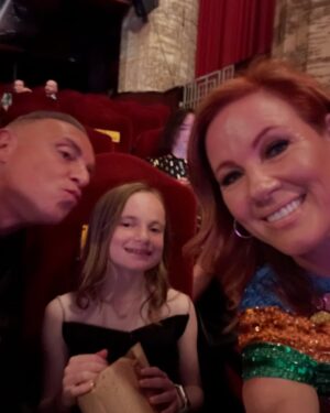 Elisa Donovan Instagram - Super fun Opening Night for the TCM Film Festival! Celebrating groundbreaking classics and even *new classics* - more on that tomorrow 😉 .  Seeing The Empire Strikes Back in all of its stupendous big screen glory at @chinesetheatres with a wonderful conversation and introduction from George Lucas was… 💥 🔥 🙏 Scarlett will never forget her first red carpet!! @tstar22 Dress 👗 by @aliceandolivia  Boots 👢 @paristexas_it Haircut 💇‍♀️ by @krisdakilla #tcmfilmfestival #redcarpet #filmfestival #movies #classic