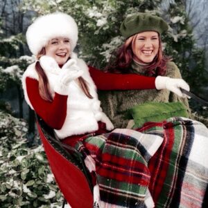 Elisa Donovan Instagram - HAPPY BIRTHDAY and #fbf to this funny lovely lady that’s been kicking so much a$$ for so many years in so many ways. Love you @melissajoanhart !! Hope you’re being  showered with love today ❤️ #sabrina #sabrinatheteenagewitch #happybirthday #90s #90sCon