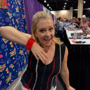 Elisa Donovan Instagram - HAPPY BIRTHDAY and #fbf to this funny lovely lady that’s been kicking so much a$$ for so many years in so many ways. Love you @melissajoanhart !! Hope you’re being  showered with love today ❤️ #sabrina #sabrinatheteenagewitch #happybirthday #90s #90sCon