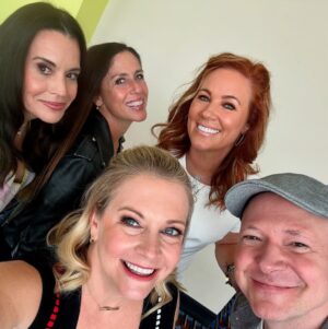 Elisa Donovan Instagram - HAPPY BIRTHDAY and #fbf to this funny lovely lady that’s been kicking so much a$$ for so many years in so many ways. Love you @melissajoanhart !! Hope you’re being  showered with love today ❤️ #sabrina #sabrinatheteenagewitch #happybirthday #90s #90sCon