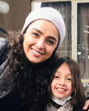Elnaz Shakerdoost Instagram - در خبرها خواندم که ترانه‌‌‌ی سینمای ایران همراه با دختر نازنینش عزم سفر به جنوب ایران را داشته اند که با مانع نوظهور و بدیعِ انسداد کد ملی مواجه شده‌اند و گویا هیچ نهادی مسئولیت این رفتار غیر انسانی را پذیرا نبوده
 در شرایط تأسف بار اجتماعی و اقتصادی این روزهای ایران این کنش از طرف هر نهادی که صورت گرفته باشد توهین به یک‌ ملت است، بدین معنا که گروهی که وظیفه‌ی ذاتی‌شان خدمت به مردم و تسهیل امور است نه تنها کاهی از کوه مشکلات مردم کم‌ نکرده‌اند بلکه زمان خود را صرف ابداع چنین معضلاتی برای هنرمند شناسنامه‌داری چون 
ترانه علیدوستی می‌کنند.
زبان از شماتت و بیان از شرح این دردها دیگر کوتاه است...

دردم نهفته به ز طبیبان مدعی
باشد که از خزانه‌ی غیبم دوا کنند!