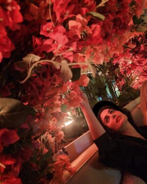 Elnaz Shakerdoost Instagram - آنکه انتظار دارد هر چهار فصل بهار باشد، نه خود را می شناسد، نه طبیعت را و نه زندگی را #فرانسوا_ولتر