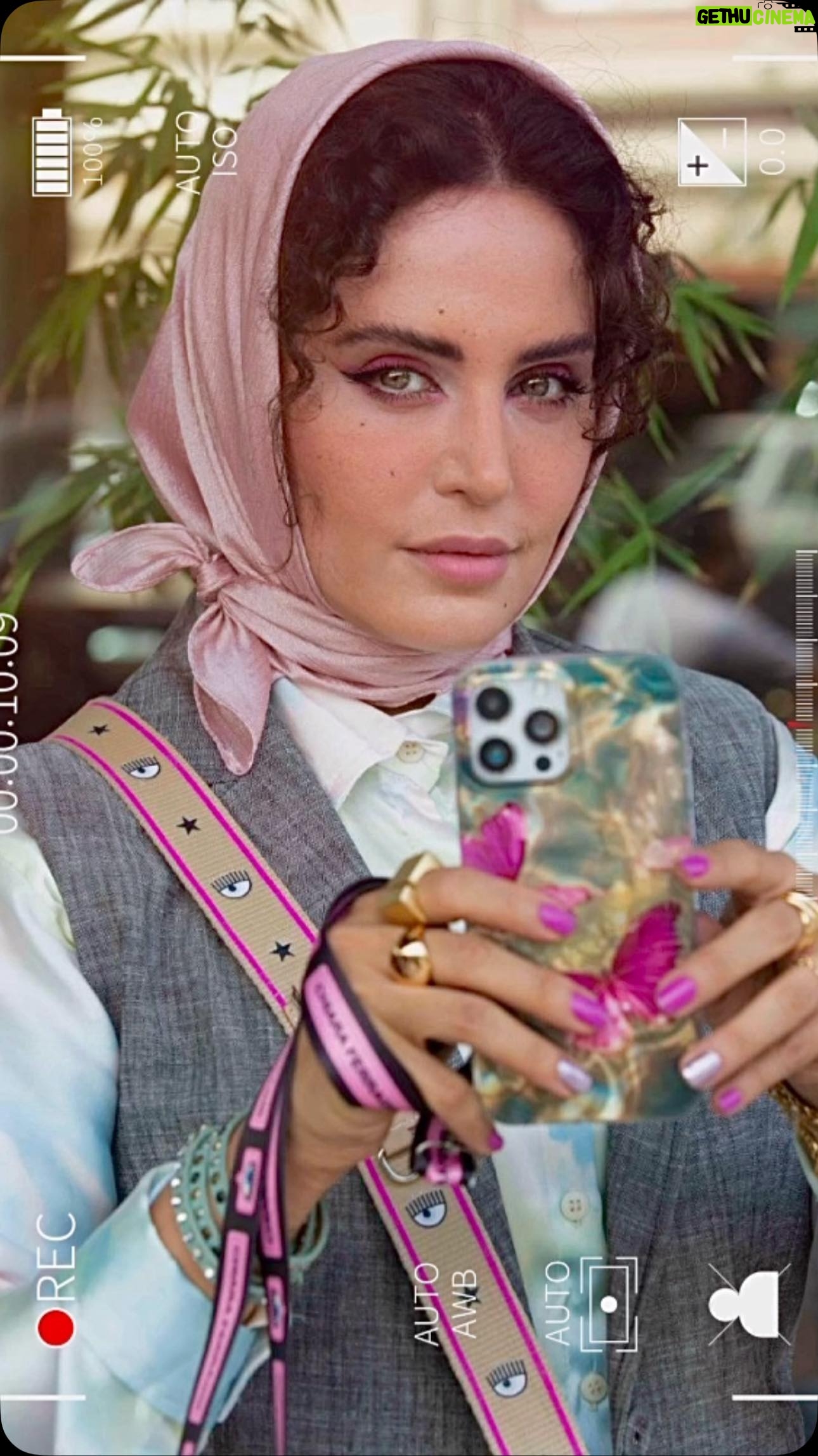 Elnaz Shakerdoost - 107.2K Likes - 🦌گوزن های اتوبان🦌🦌
خانم صبا هستند بلاگر ملقب به لشگر تک نفره
