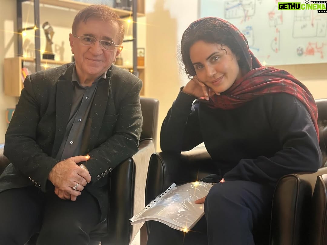 Elnaz Shakerdoost - 192.5K Likes - حرفهایی هست برای گفتن ، که اگر گوشی نبود ، نمی گوئیم . و حرفهایی هست برای نگفتن ،حرفهایی که هرگز سر به ابتذال گفتن فرود نمی آورند.
.
.
نقشی که اینبار بازی خواهم کرد حقیقی ترین شان خواهد بود برای همین نیازمند راهنما هستم در این راه !
در کنار جناب انوشه عزیز در روزی که دیگر نمی شد آن بیرون نفس کشید آنچنان آلوده که شهر تعطیلی رسمی ست و ما به دنبال معنا به درون می نگریم 🙌🏼✨
#فیلم_سینمایی_آرام_بخش