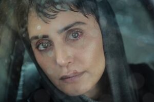 Elnaz Shakerdoost Instagram - آرام بخش 💊
این فیلم سینمایی که هم اکنون در حال فیلمبرداری می باشد به کارگردان ی سعیدزمانیان تهیه کننده مجتبی رشوند سرمایه گذاران علی سرتیپی-اکبر هادی زاده✨ ،فیلمبردار حسن لشگری طراح گریم مهدی صیاد طراح لباس مریم محمدپور طراح صحنه محمدحسین کرمی صدابردار رضا تهرانی نویسندگان پدرام پورامیری-سعید زمانیان برنامه ریز جاوید یزدانی مدیرتولید امیراسکندری مدیرتدارکات سعیدرضوی 
📸 by @soodeh.esmaili  عکس از سوده اسماعیلی