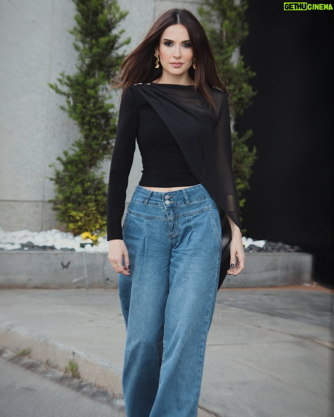 Elsa Zgheib - 6.3K Likes - My look for #annahar interview
📸 @marcmarounphotography
Makeup @oscarnacouz
Hairstyle @carlosnassimhairbar
Styled by @dinanawfal
Top @theconceptofficial
#elsazgheib #style #photoshoot #lookoftheday #lebanon #ksa #dubai