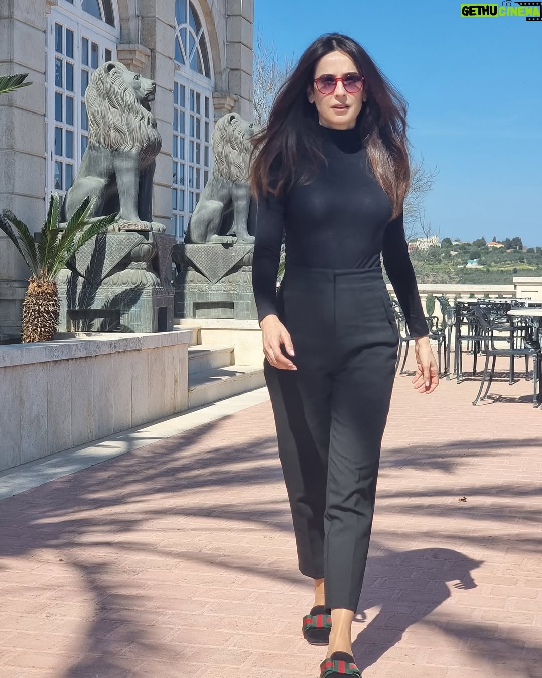 Elsa Zgheib - 8.1K Likes - استراحة قصيرة من ميرنا ومعاناتها
الصور وراء الكواليس by @kotaiba_shahhoud
No filter needed only sun and nice mood
#elsazgheib #break #sun #photoshoot #ksa #lebanon #dubai