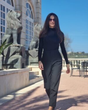 Elsa Zgheib Instagram - استراحة قصيرة من ميرنا ومعاناتها 
الصور وراء الكواليس by @kotaiba_shahhoud 
 No filter needed only sun and nice mood 

#elsazgheib #break #sun #photoshoot #ksa #lebanon #dubai