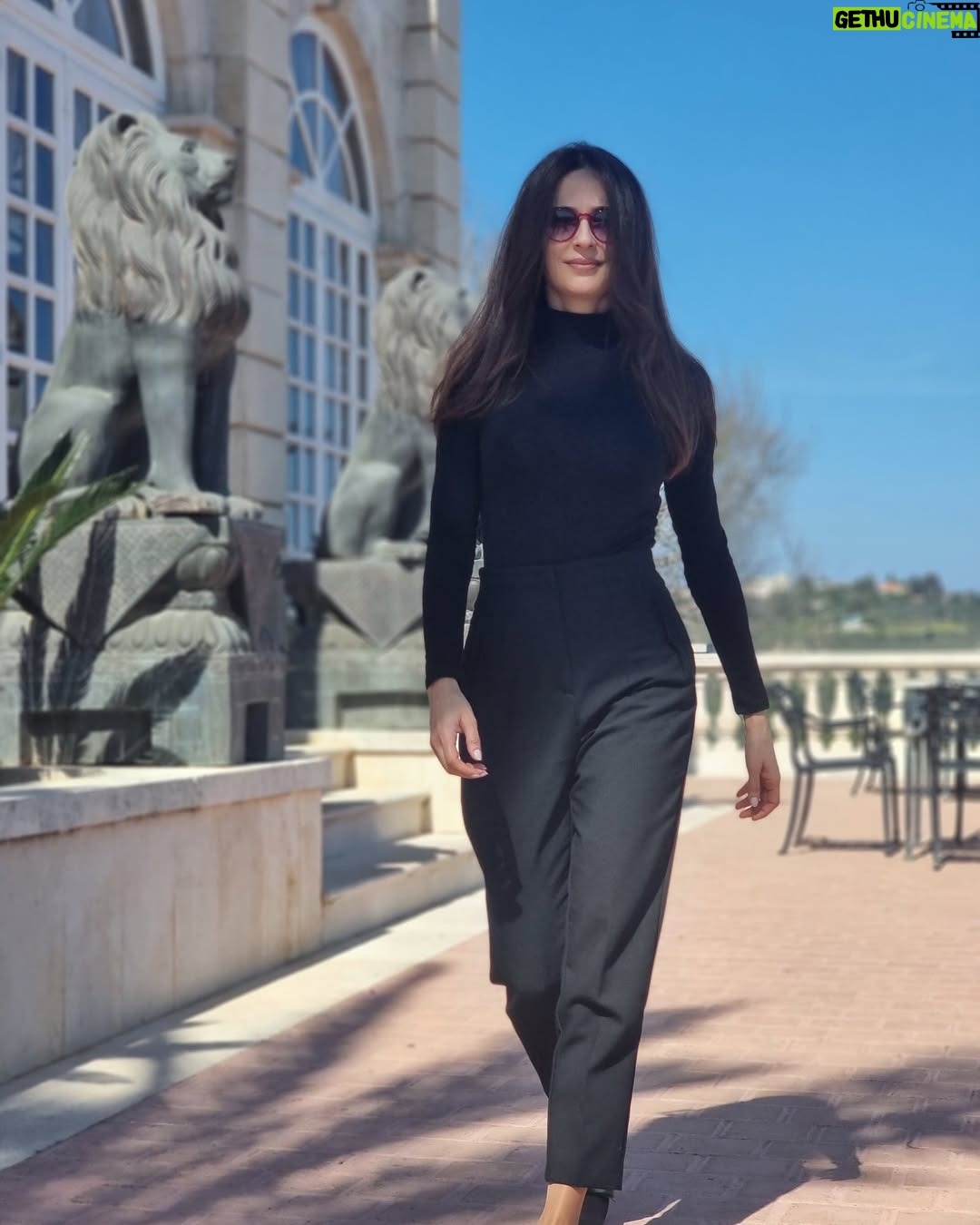 Elsa Zgheib - 8.1K Likes - استراحة قصيرة من ميرنا ومعاناتها
الصور وراء الكواليس by @kotaiba_shahhoud
No filter needed only sun and nice mood
#elsazgheib #break #sun #photoshoot #ksa #lebanon #dubai