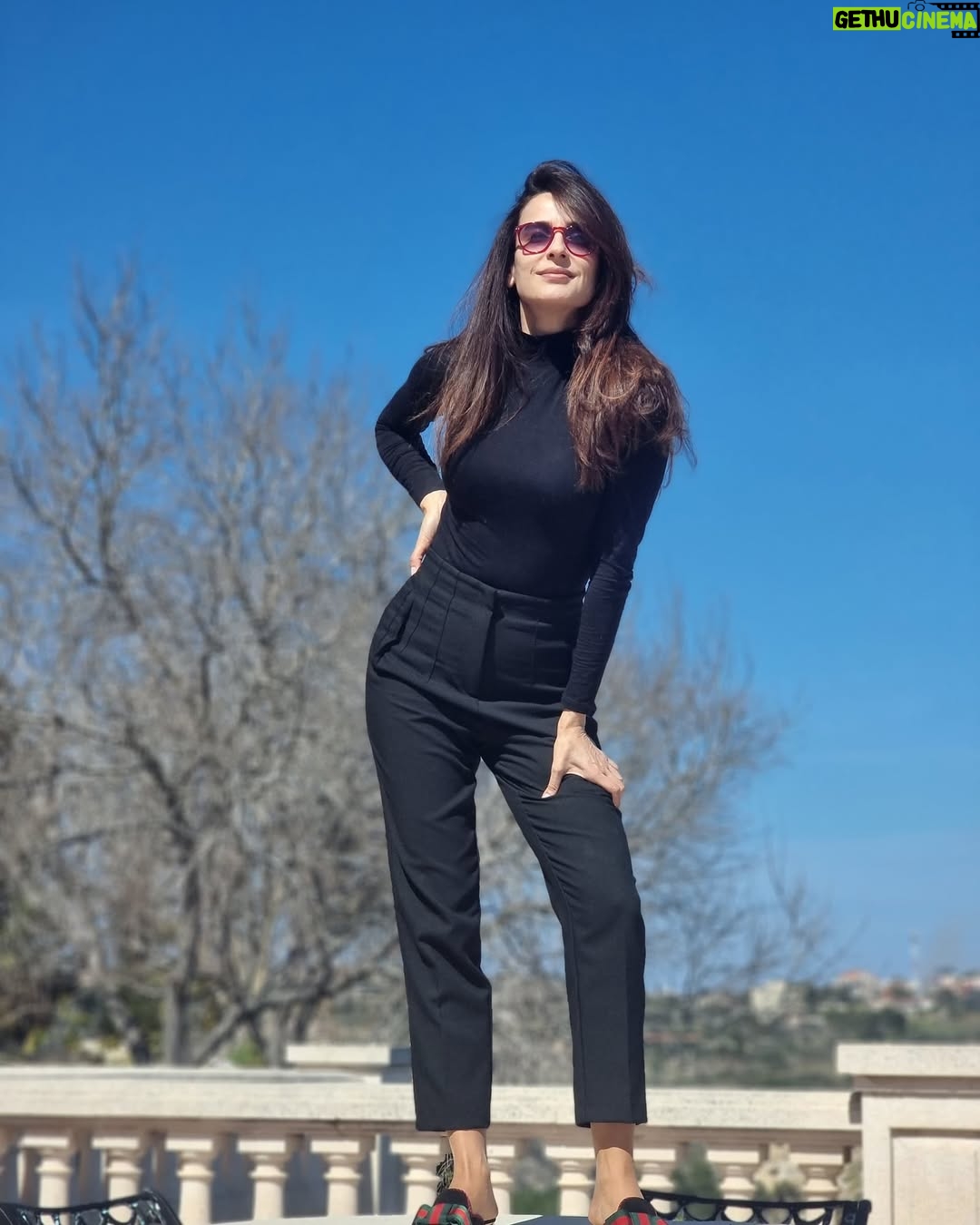Elsa Zgheib - 8.1K Likes - استراحة قصيرة من ميرنا ومعاناتها
الصور وراء الكواليس by @kotaiba_shahhoud
No filter needed only sun and nice mood
#elsazgheib #break #sun #photoshoot #ksa #lebanon #dubai