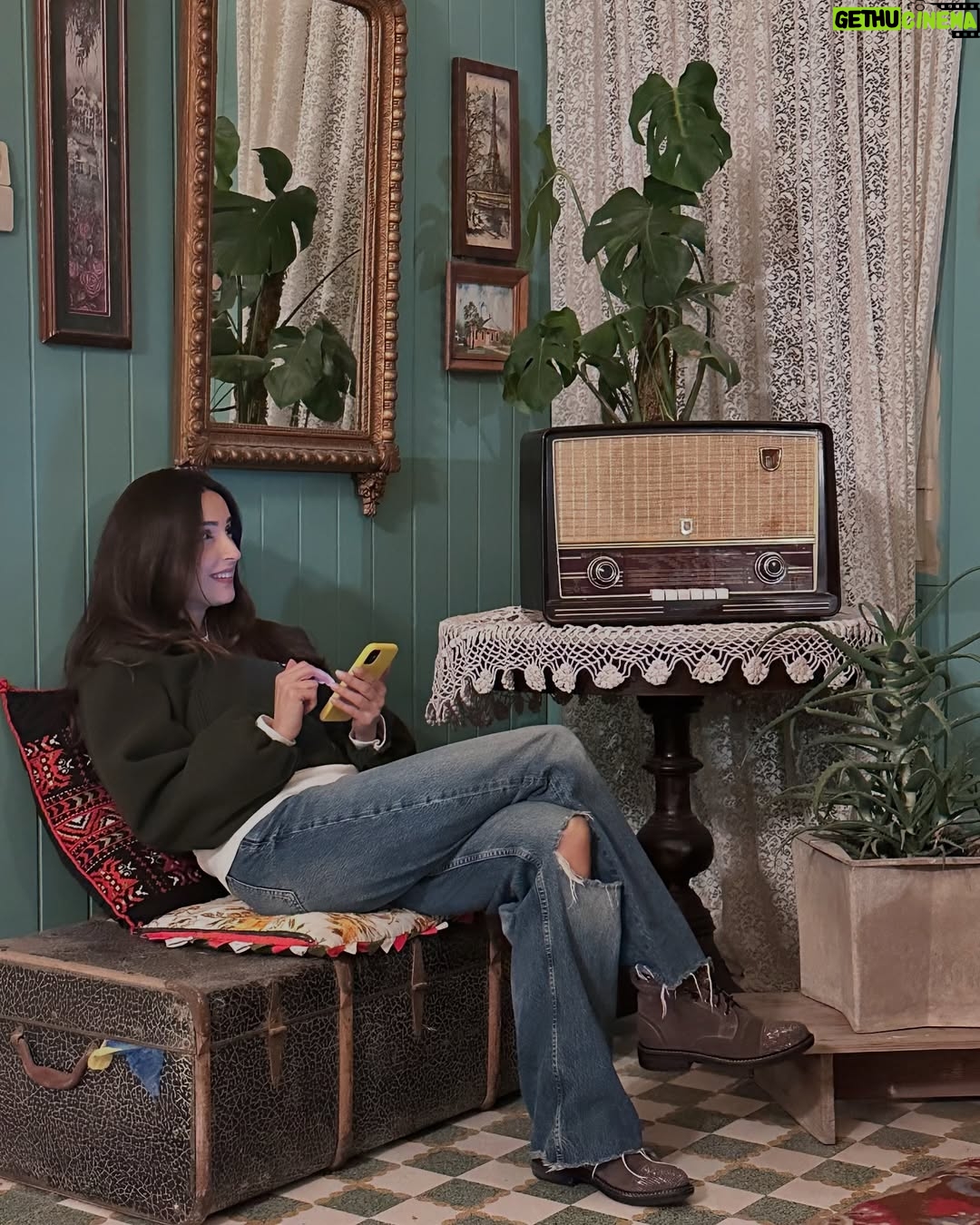 Elsa Zgheib - 5.1K Likes - بكون الواحد قاعد بأمان الله ناطر الفرج (يعني يبلش المشهد)
بيطلعلك أخوكي ببوز عليكي الصفنة. 🤷♀️🤷♀️
@eliemitriofficial Allah yse3edne 3leik !!!
#elsazgheib #setlife #onset #behindthescenes #نفس #مسلسلس_نفس #ما_وراء_الكواليس