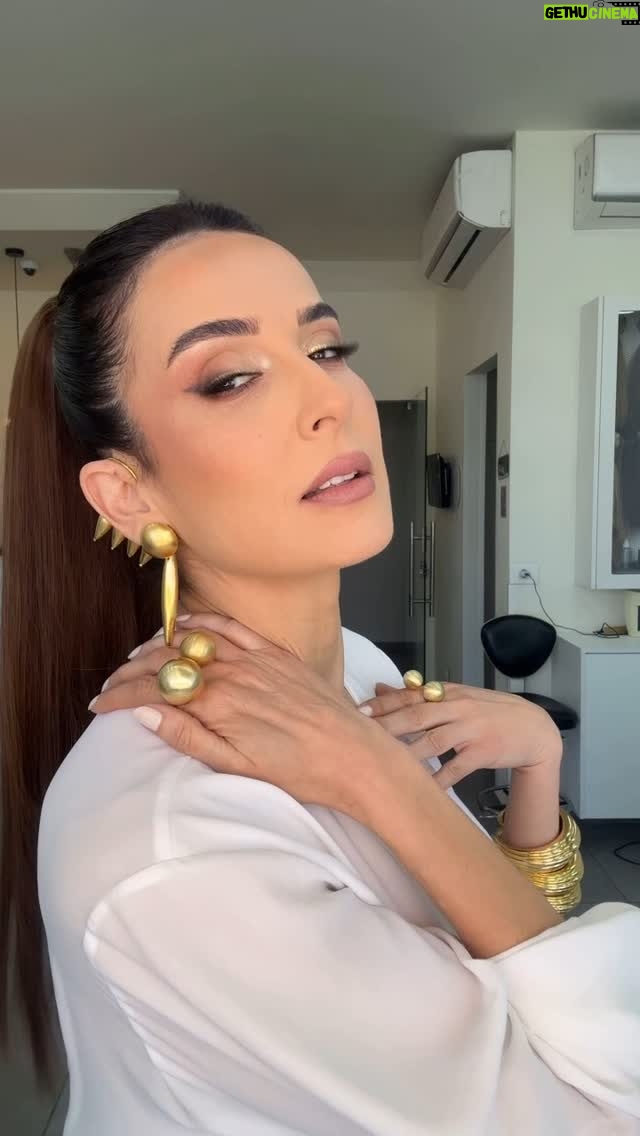 Elsa Zgheib - 2.1K Likes - Transformation glam
Big thank you goes to my glam team
@charleyhachem
@carlosnassimhairbar
@oscarnacouz
#elsazgheib #glam #transformation #newlook #lebanon #ksa #dubai #womenfilmfestival