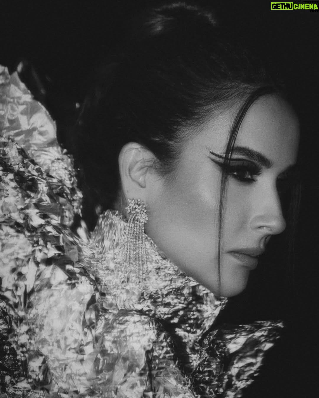 Elsa Zgheib - 3 Likes - Glow in the dark 🌟
Photo creation @marcmarounphotography
Stylist @charleyhachem
Makeup done by me 😍
Earrings @moukarzeljewelry
#elsazgheib #glowinthedark💥 #concept #photoshoot