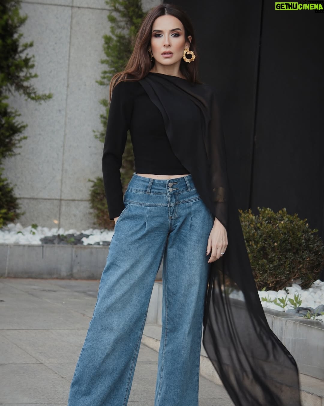 Elsa Zgheib - 6.3K Likes - My look for #annahar interview
📸 @marcmarounphotography
Makeup @oscarnacouz
Hairstyle @carlosnassimhairbar
Styled by @dinanawfal
Top @theconceptofficial
#elsazgheib #style #photoshoot #lookoftheday #lebanon #ksa #dubai