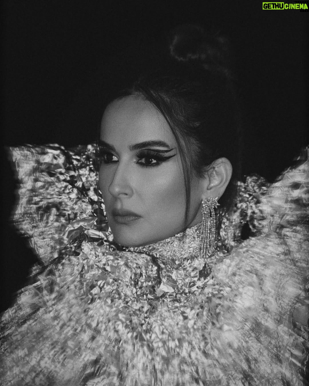 Elsa Zgheib - 3 Likes - Glow in the dark 🌟
Photo creation @marcmarounphotography
Stylist @charleyhachem
Makeup done by me 😍
Earrings @moukarzeljewelry
#elsazgheib #glowinthedark💥 #concept #photoshoot