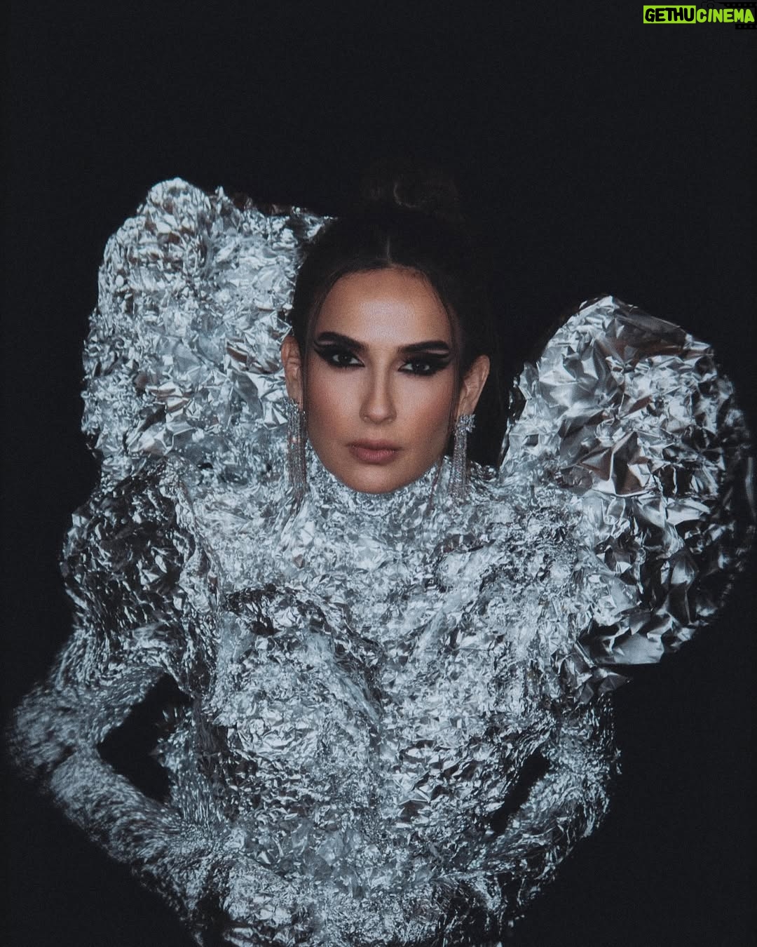 Elsa Zgheib - 3 Likes - Glow in the dark 🌟
Photo creation @marcmarounphotography
Stylist @charleyhachem
Makeup done by me 😍
Earrings @moukarzeljewelry
#elsazgheib #glowinthedark💥 #concept #photoshoot