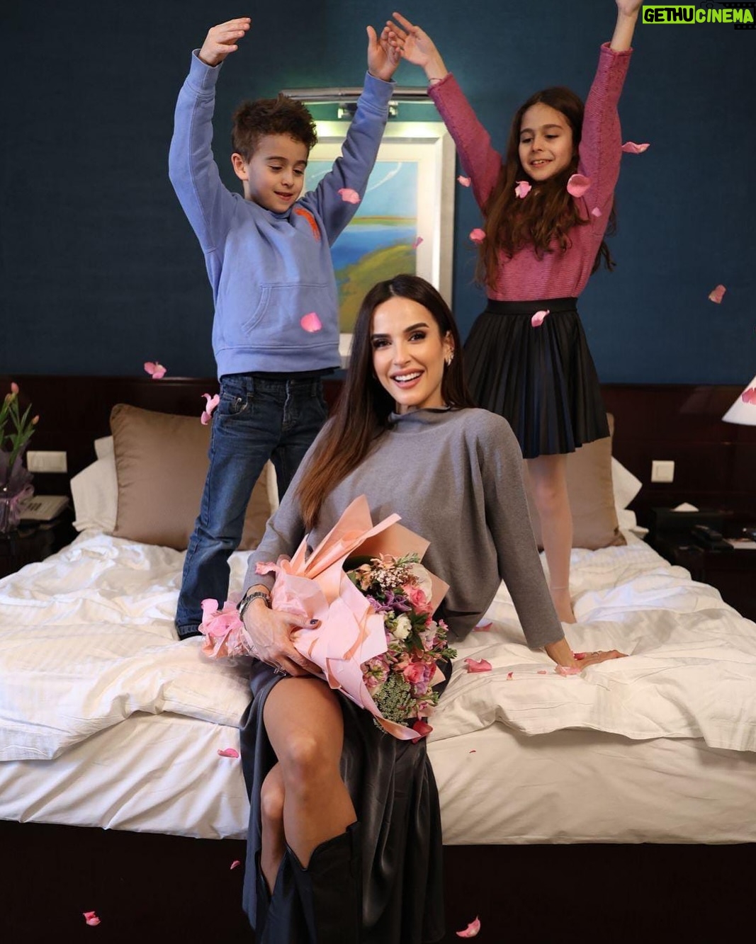 Elsa Zgheib - 7.1K Likes - Happy Mother’s Day mamas ❤️❤️❤️
انو نحنا لازم يكون عنا كل يوم عيد !!!
Styled by @charleyhachem
Outfit @glowbeirut
@leroyalbeirut
#happymothersday❤️ #elsazgheib #momsday #strongwomen #womenempowerment