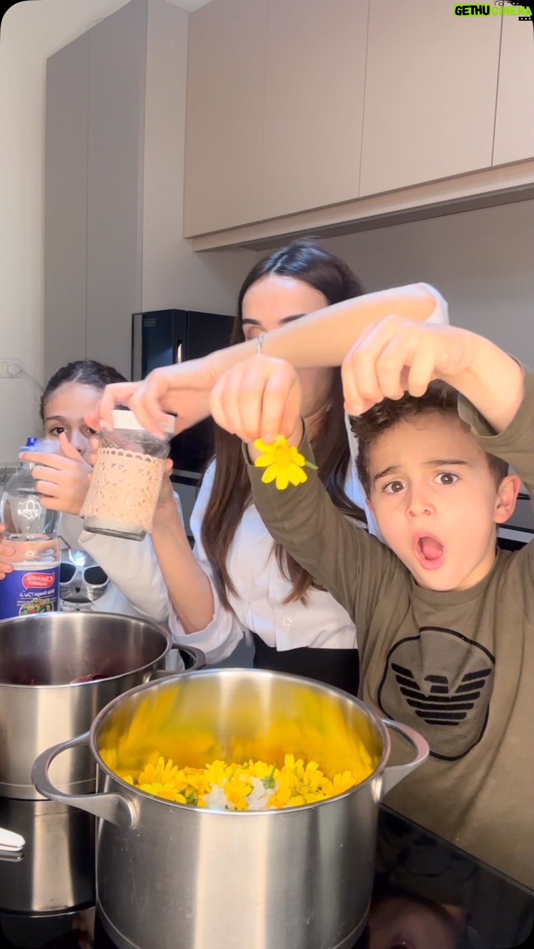 Elsa Zgheib - 4.6K Likes - تعو نلون البيض من دون صبغات صناعية وكللا مواد كيماوية
Let’s color the eggs naturally
#elsazgheib #happyeaster #coloringtheeggsnaturally #coloringtheeggs #familytime #easter