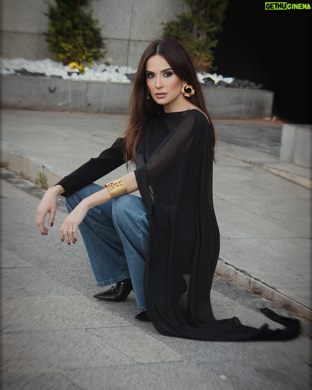 Elsa Zgheib - 6.3K Likes - My look for #annahar interview
📸 @marcmarounphotography
Makeup @oscarnacouz
Hairstyle @carlosnassimhairbar
Styled by @dinanawfal
Top @theconceptofficial
#elsazgheib #style #photoshoot #lookoftheday #lebanon #ksa #dubai