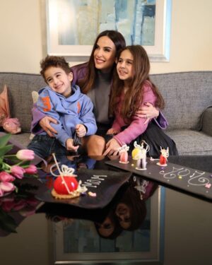 Elsa Zgheib Instagram - Happy Mother’s Day mamas ❤️❤️❤️
انو نحنا لازم يكون عنا كل يوم عيد !!! 

Styled by @charleyhachem 
Outfit @glowbeirut 
@leroyalbeirut 

#happymothersday❤️ #elsazgheib #momsday #strongwomen #womenempowerment