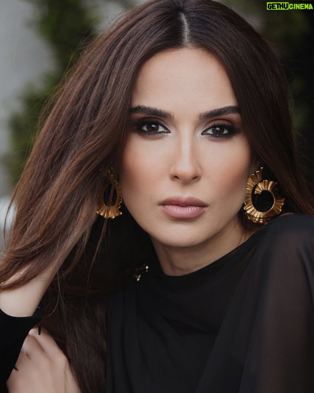 Elsa Zgheib - 6.3K Likes - My look for #annahar interview
📸 @marcmarounphotography
Makeup @oscarnacouz
Hairstyle @carlosnassimhairbar
Styled by @dinanawfal
Top @theconceptofficial
#elsazgheib #style #photoshoot #lookoftheday #lebanon #ksa #dubai