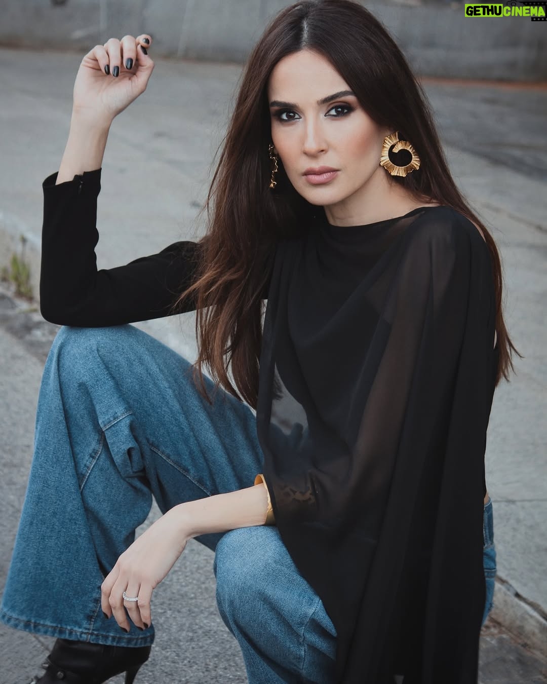 Elsa Zgheib - 6.3K Likes - My look for #annahar interview
📸 @marcmarounphotography
Makeup @oscarnacouz
Hairstyle @carlosnassimhairbar
Styled by @dinanawfal
Top @theconceptofficial
#elsazgheib #style #photoshoot #lookoftheday #lebanon #ksa #dubai