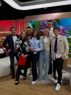 Emilia Dankwa Instagram - Pilni uczniowie gotowi na jutrzejszą maturę!🫡📑
Rozmawialiśmy o naszych wspomnieniach związanych z tymi egzaminami i wzięliśmy udział w quizie @babaodpolskiego! 
•
@pytanienasniadanie @telewizjapolska @healthygroup.pl #pns #pnś #pytanienaśniadanie #tvp #tv #livetv #morningshow #matury #matura #matury2025
