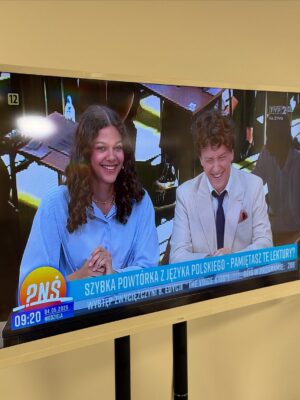 Emilia Dankwa Instagram - Pilni uczniowie gotowi na jutrzejszą maturę!🫡📑
Rozmawialiśmy o naszych wspomnieniach związanych z tymi egzaminami i wzięliśmy udział w quizie @babaodpolskiego! 
•
@pytanienasniadanie @telewizjapolska @healthygroup.pl #pns #pnś #pytanienaśniadanie #tvp #tv #livetv #morningshow #matury #matura #matury2025